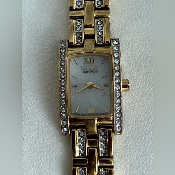 Citizen Eco-Drive Ladies Watch Crystals Pearl Dial Gold Tone Bracelet Solar - Picture 1 of 12